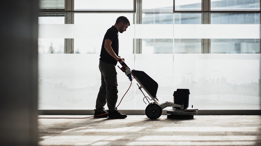 Machine pour nettoyer une moquette professionnelle : injection-extraction, monobrosse ou vapeur ?