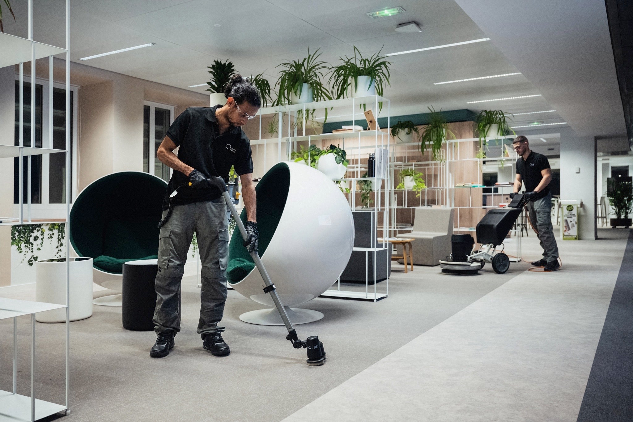 Techniciens Orak en intervention — couloir bureaux